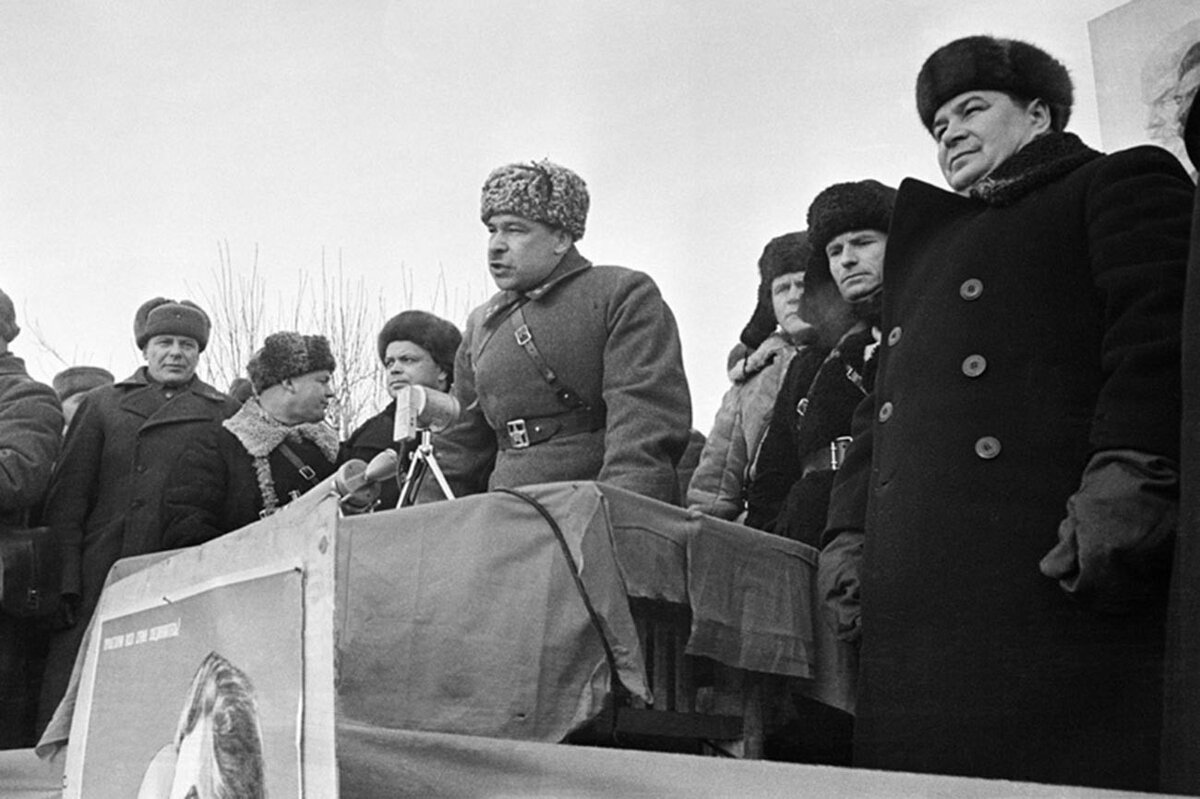 Говоров на митинге в освобожденном Можайске. Аркадий Шайхет/russiainphoto.ru