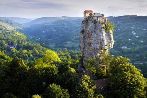 Как живется грузинскому монаху на вершине скалы, где он провел уже 26 лет