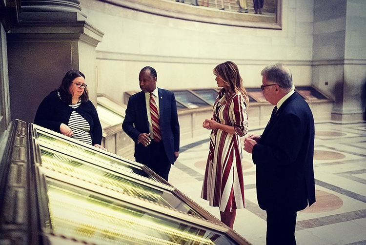 На фоне неутихающих расовых митингов Мелания Трамп посетила Национальные архивы, чтобы изучить историю рабства в США На фоне неутихающих расовых митингов Мелания Трамп посетила Национальные архивы, чтобы изучить историю рабства в США Звезды,Новости о звездах