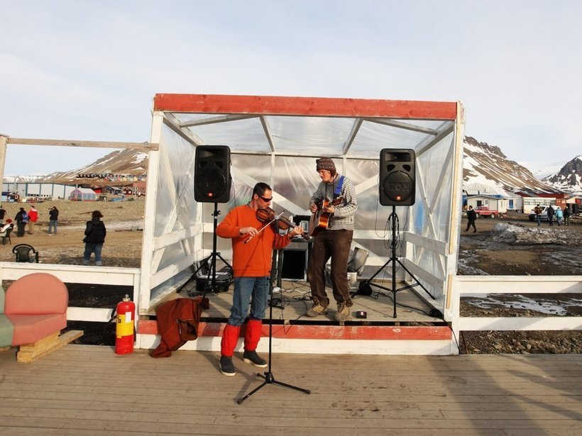 Как живут люди в самом северном городе мира, где 4 месяца нет солнца