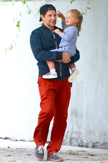 Брэдли Купер прогулялся с дочерью Леей по Нью-Йорку Звездные дети