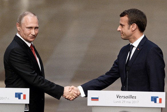 Владимир Путин и Эммануэль Макрон. Фото: GLOBAL LOOK press\Serge Kobo / Mpp