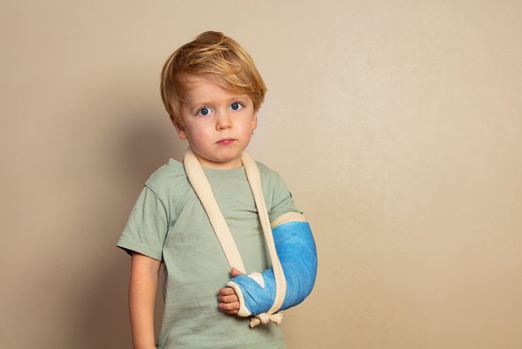 Самая популярная травма у детей от года до пяти, или Почему ребёнка нельзя дёргать за руку дети,здоровье,травмы