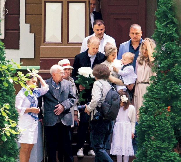 Шоумен с женой и родственниками на крестинах сына Вани. Фото: Дмитрий ПЕТРОВСКИЙ/«Тайны звёзд»