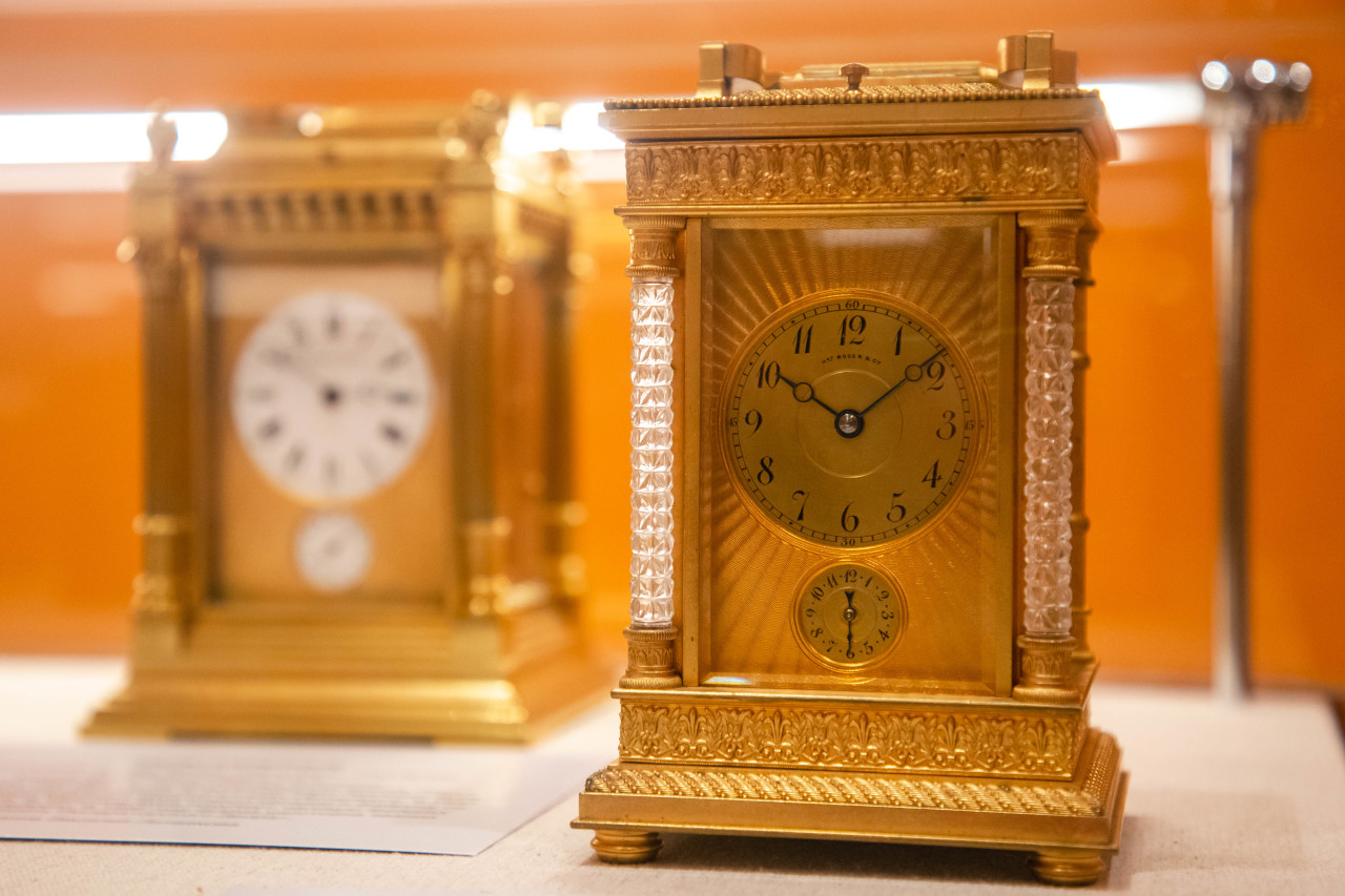 Вне времени: В Тверском императорском дворце открылась выставка антикварных часов