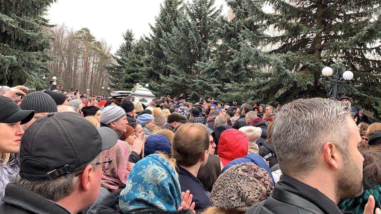 На похоронах Юлии Началовой присутствовали несколько тысяч человек
