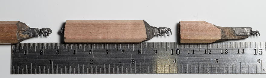 хдожница вырезает слонов и фигурки на карандашах 