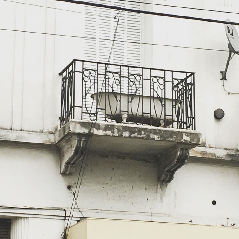 Фото сделано в Испании. Видимо у них бывает очень жарко балкон, балконы, на балконе, прикол, че за хрень на балконе?, юмор