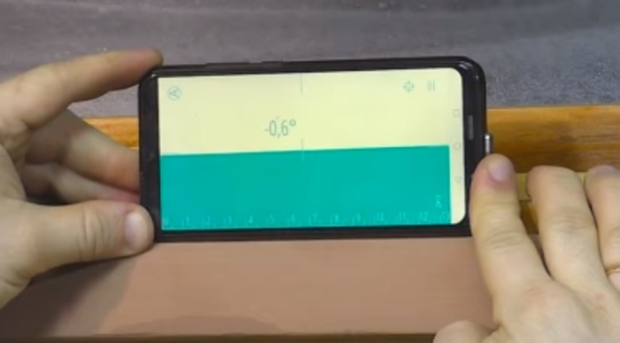 Строительный уровень найдется не у каждого, но смартфон всегда под рукой. /Фото: youtube.com/watch?v=EqSPW0_OAPE