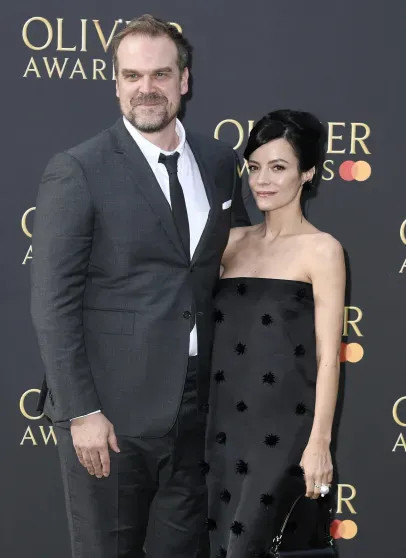 Дэвид Харбор и Лили Аллен в 2022 году