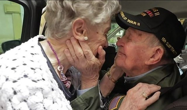 Ветеран встретился со своей первой возлюбленной, с которой не виделся 75 лет 
