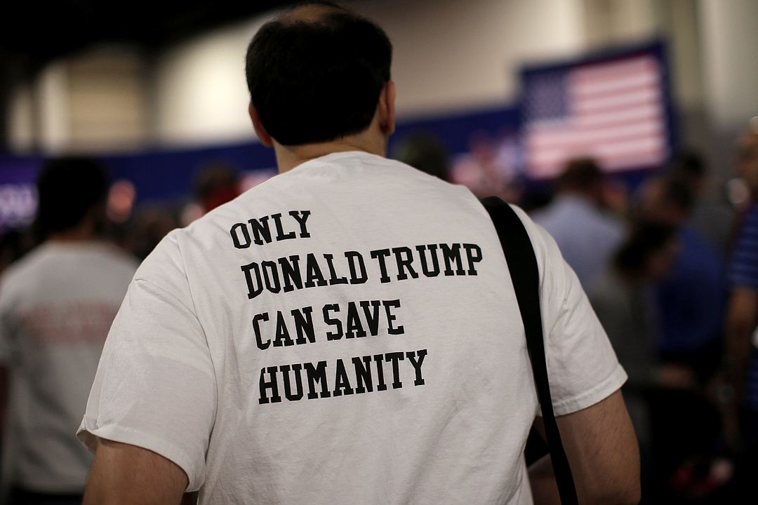 Надпись на футболке: Только Трамп может спасти человечество. Фото: REUTERS