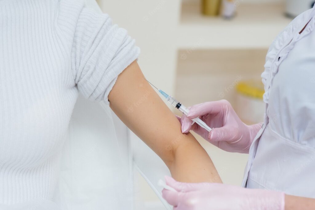 Новую вакцину против оспы испытывают в России