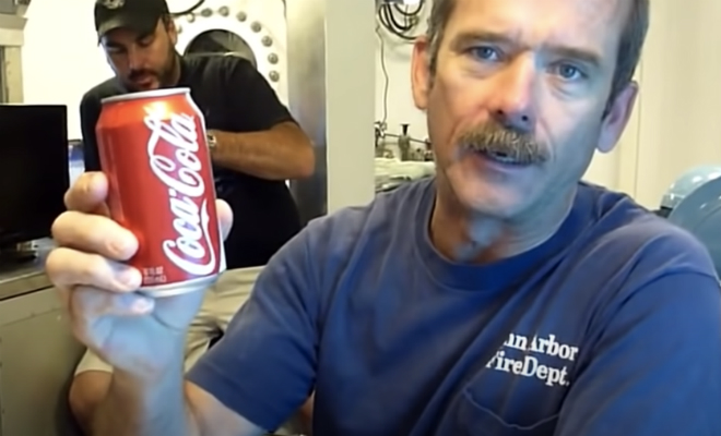 Открыли банку газировки на дне океана: смотрим физическую реакцию Культура