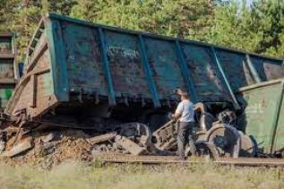 Товарный поезд сошел с рельс и задержал движение других пассажирских поездов