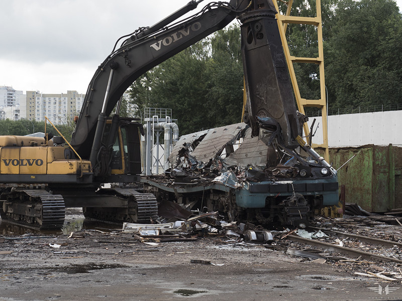 Как умирают вагоны московского метро Как умирают вагоны московского метро вагон, метро, москва, утилизация