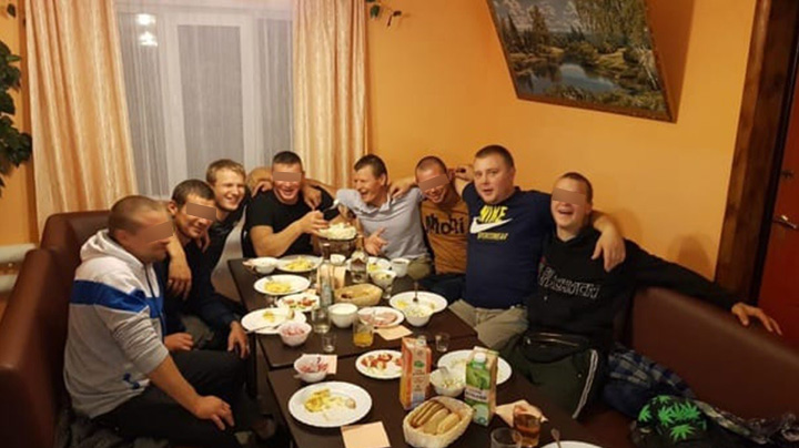 С РУССКИМ КОНТРАКТНИКОМ РАСПРАВИЛИСЬ ДОМА: ПЕРЕСЕЛЕНЦЫ С УКРАИНЫ УСТРОИЛИ В РОССИИ НОВУЮ КУЩЁВКУ С РУССКИМ КОНТРАКТНИКОМ РАСПРАВИЛИСЬ ДОМА: ПЕРЕСЕЛЕНЦЫ С УКРАИНЫ УСТРОИЛИ В РОССИИ НОВУЮ КУЩЁВКУ РФ