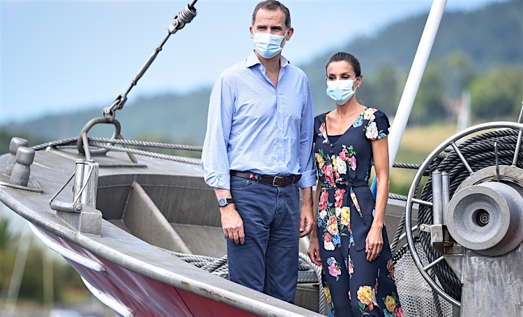 Осознанное потребление: королева Летиция путешествует по Испании в старых нарядах