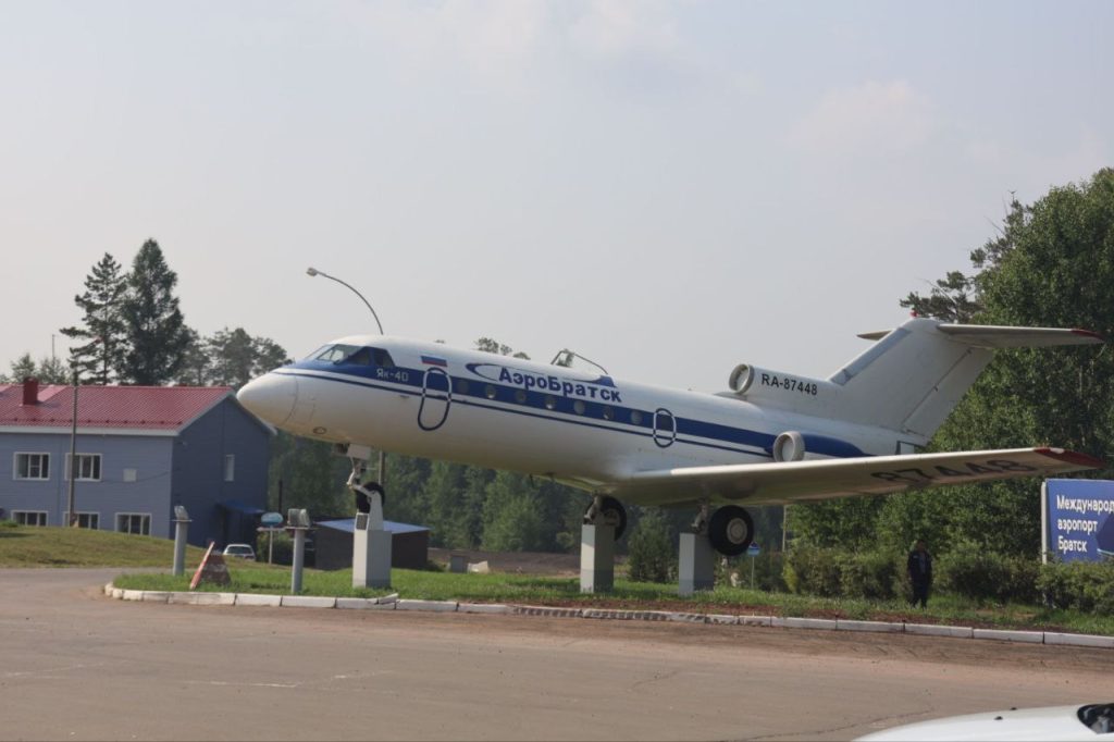 Самолёт Як-40 у аэропорта Братск