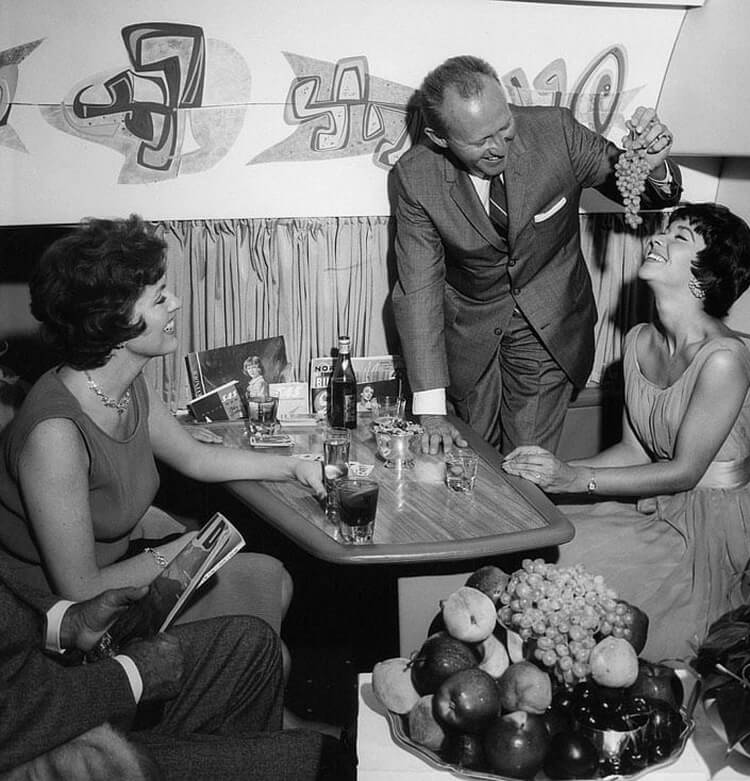 Вот как кормили в самолетах 50 лет назад Вот как кормили в самолетах 50 лет назад