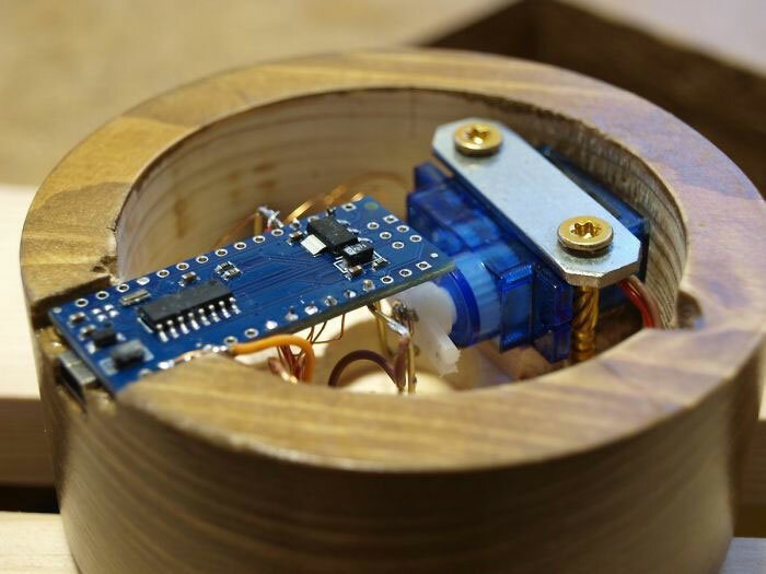 Парень подарил жене механический цветок, который расцветает при касании Парень подарил жене механический цветок, который расцветает при касании мужское хобби