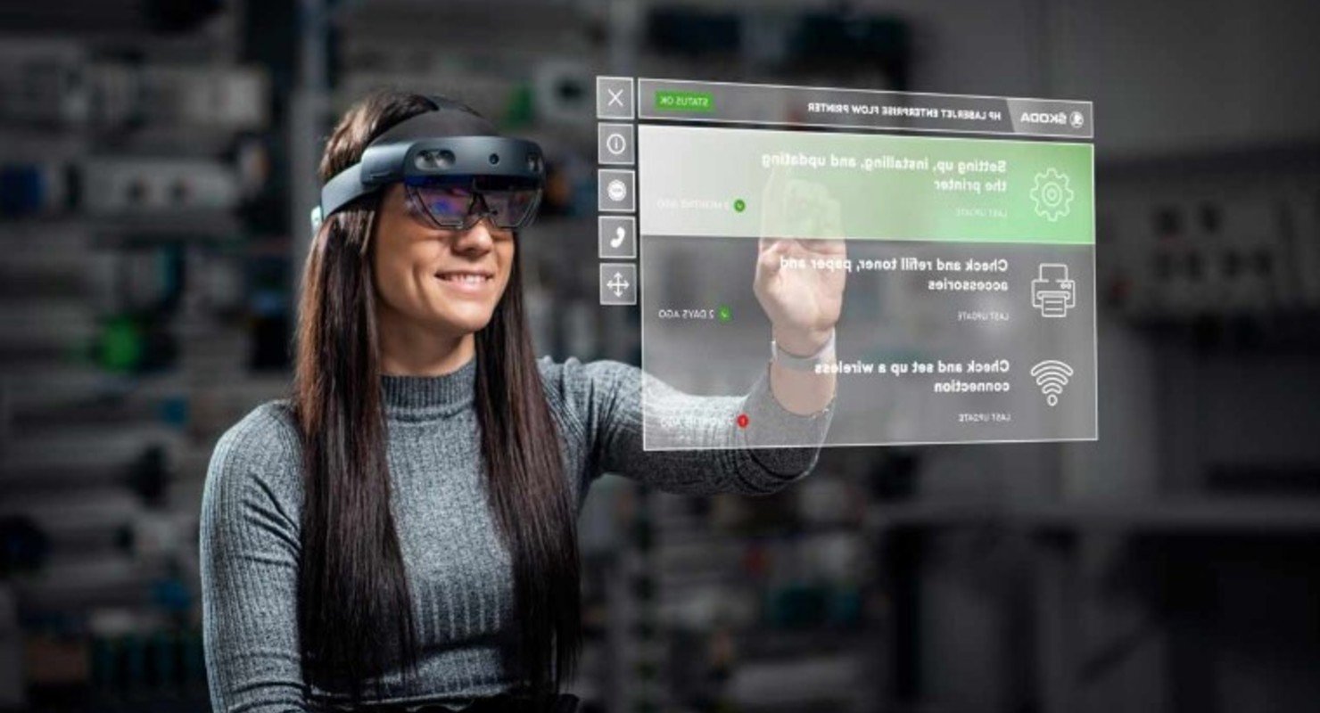 Skoda Auto тестирует очки дополненной реальности для производства и ремонта авто