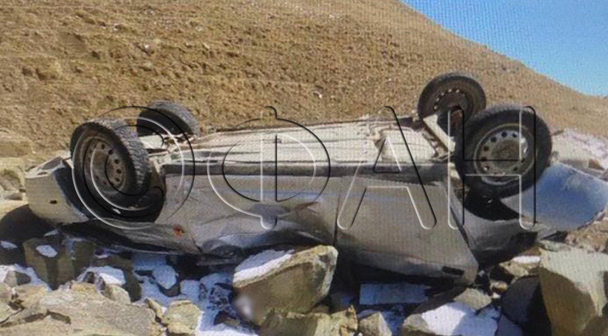 Какой машины падают. Автомобиль упал с обрыва. Дагестан машина упала в водопад. Падение машины с обрыва в Дагестане.