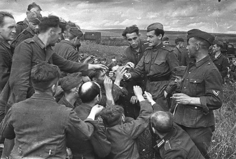 Советский солдат делится сигаретами с немецкими военнопленными. Вторая мировая, 1943 год. было, история, фото