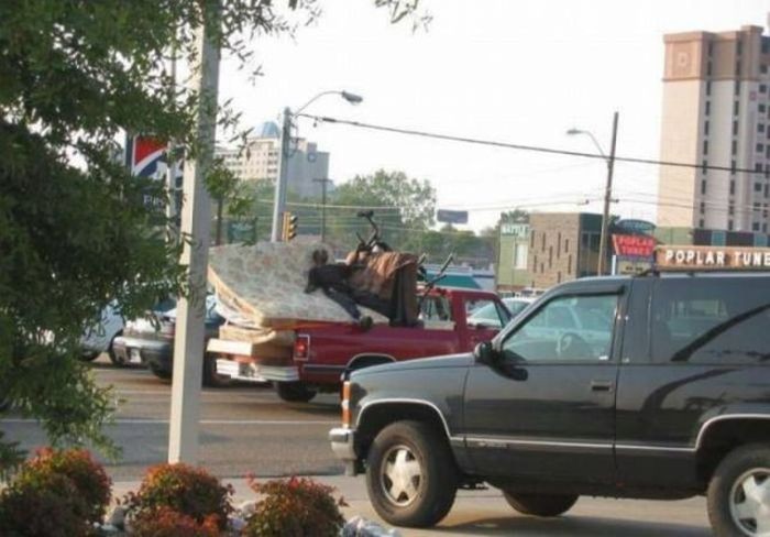 И самая коварная из этих вещей, конечно же, матрац. автомобили, грузы, дорога, прикол, юмор