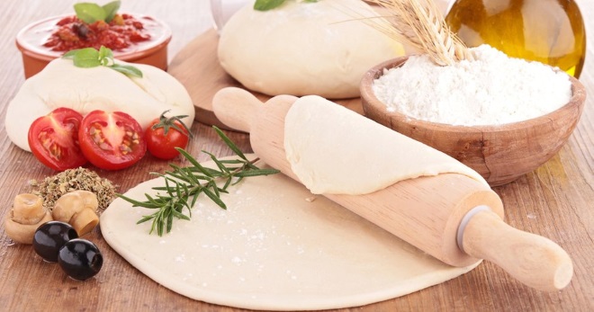 Как сделать тесто для пиццы с дрожжами, на воде, молоке и с медом?