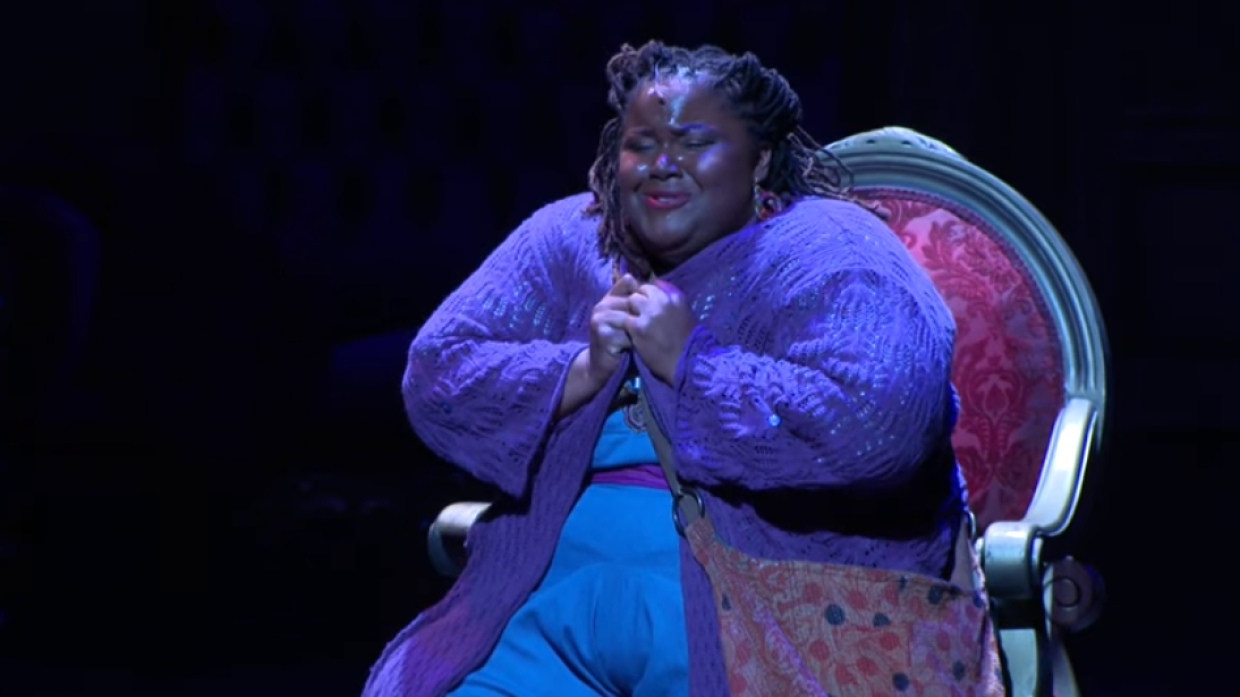 Чернокожая плюс-сайз актриса сыграла Белль в спектакле «Красавица и Чудовище»