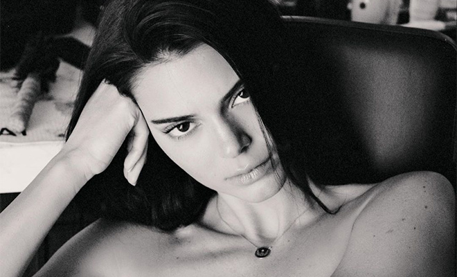 Вслед за Кейт Мосс: Кендалл Дженнер полностью обнажилась в фотосессии Мерта Аласа