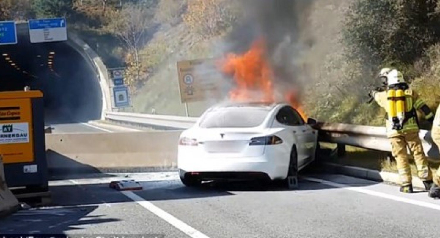 Для тушения горящей Tesla требуется в 40 раз больше воды, чем для авто с ДВС