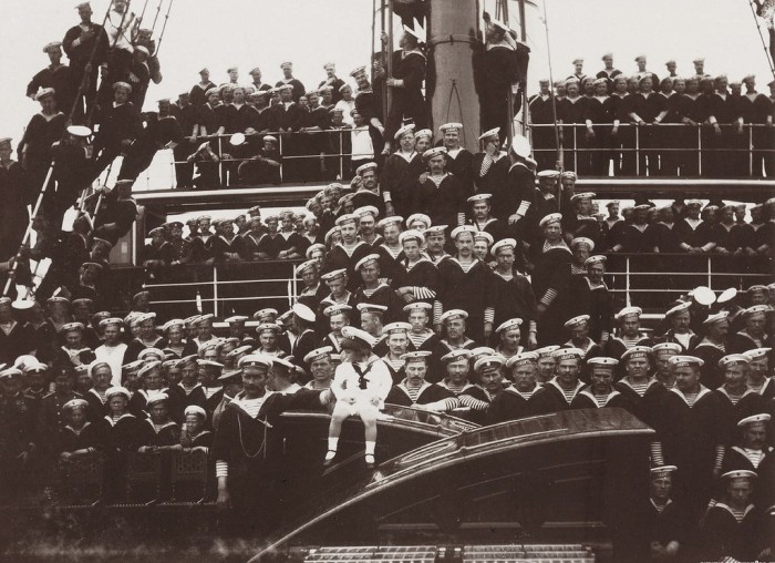 Наследник (в центре) с командой яхты «Штандарт».