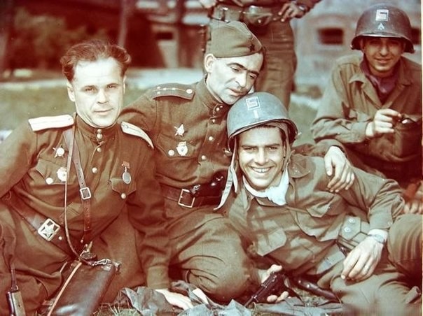 Фото на память. Советские и американские офицеры, Берлин, Германия, 1945 год. было, история, фото