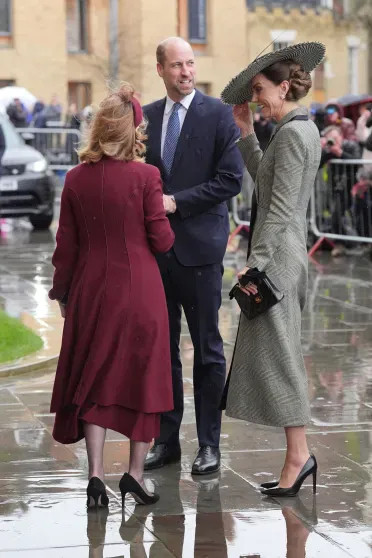Кейт Миддлтон в шляпе, скрывающей лицо, появилась на публике с Уильямом