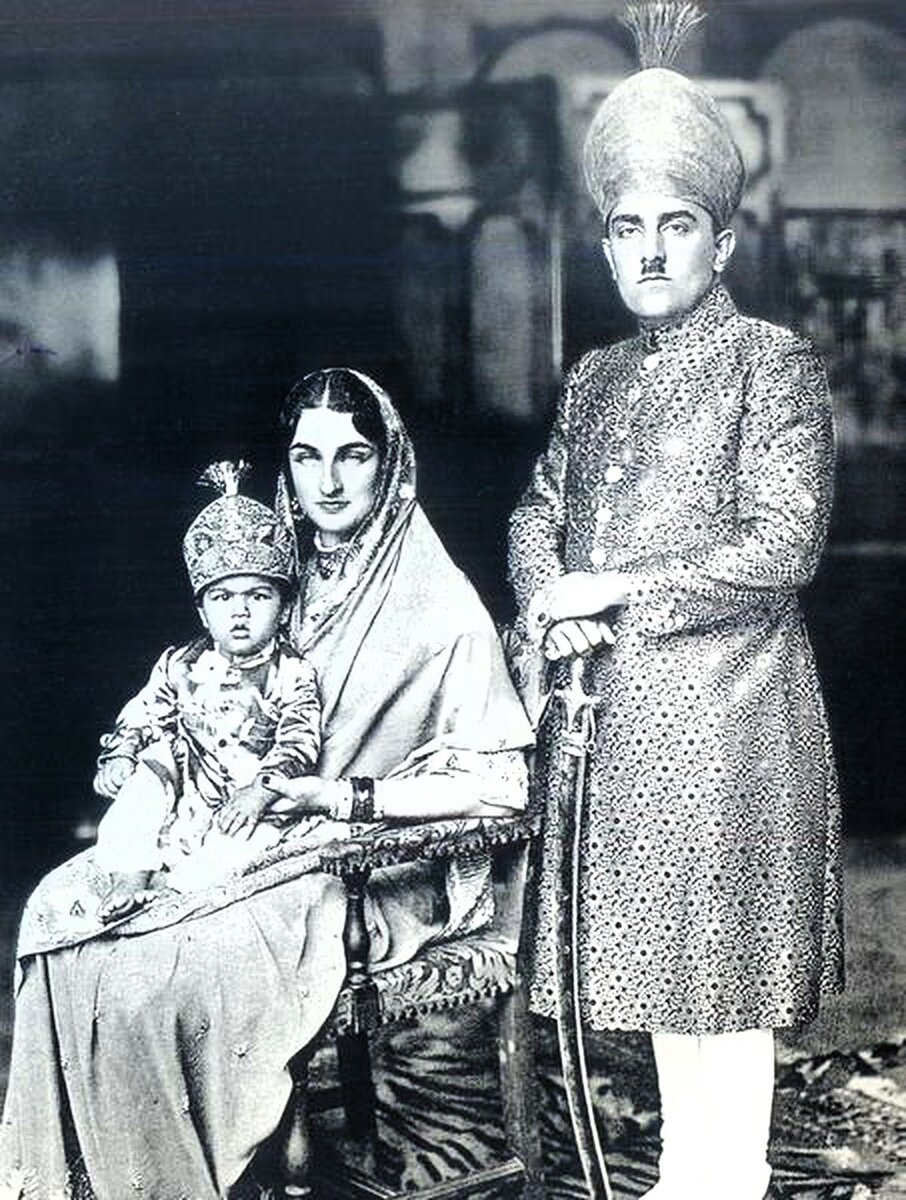 Дюррюшехвар-султан с младшим сыном и мужем Азамом