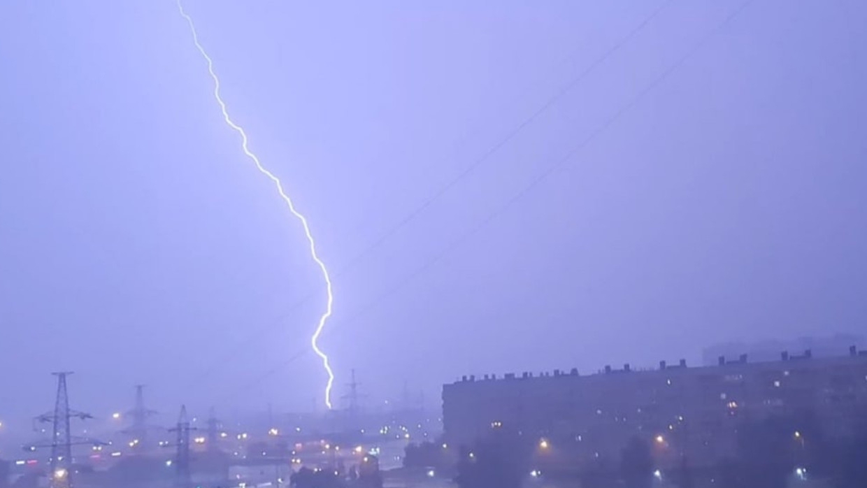 Два человека скончались из-за удара молнии в Свердловской области