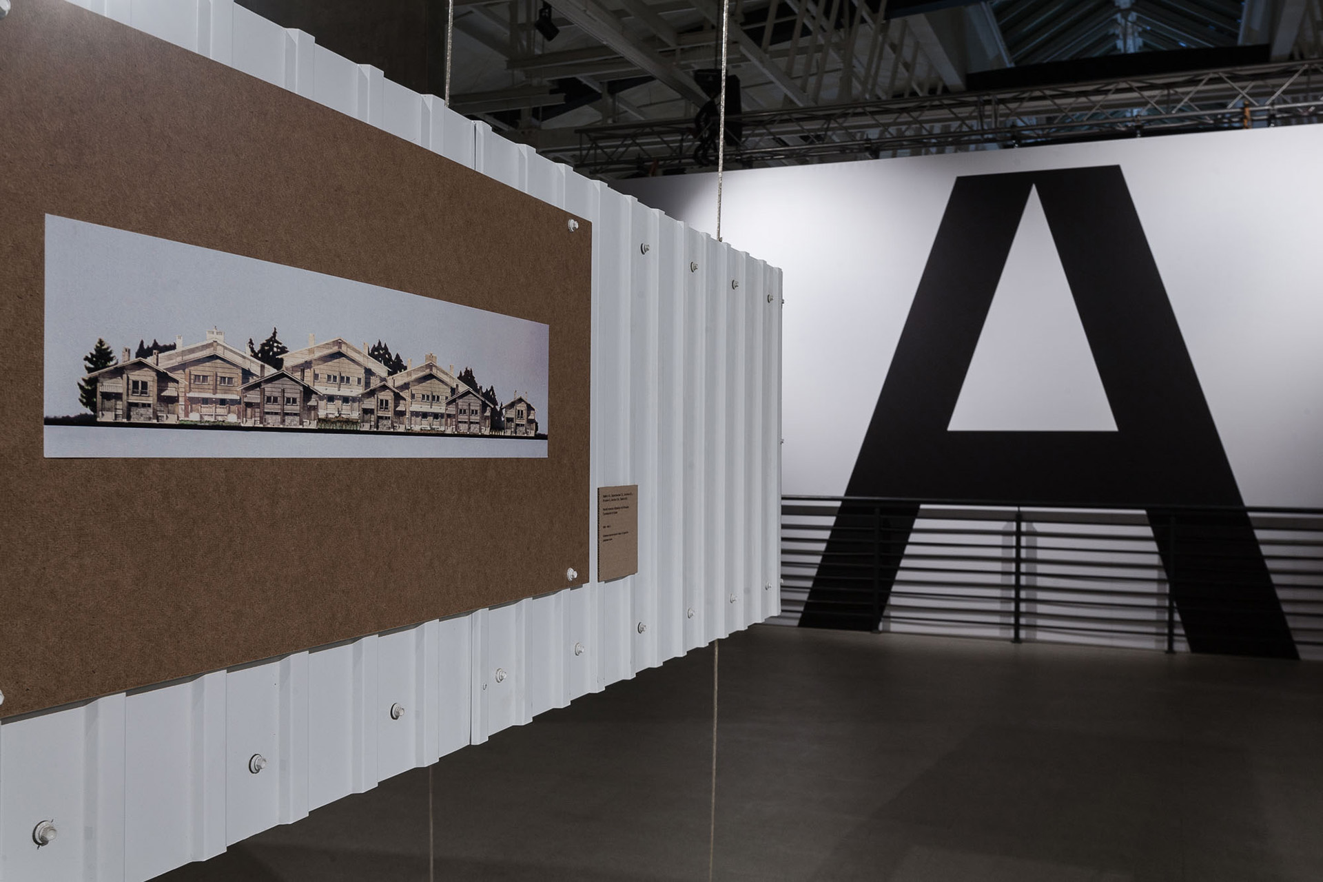 Экспозиция выставки «Стройка и перестройка»