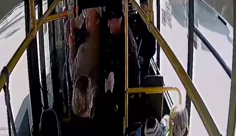 В Красноярске мужчина устроил потасовку в автобусе и распылил баллончик
