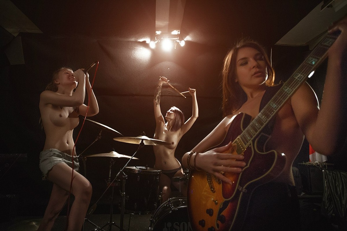 рок группы с голыми девками фото 19