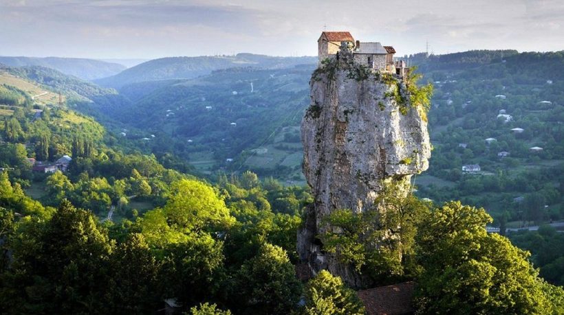 Как живется грузинскому монаху на вершине скалы, где он провел уже 26 лет Путешествия,фото