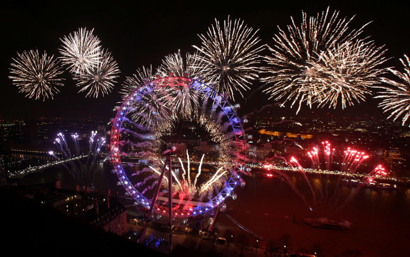 Колесо обозрения «Лондонский глаз» в центре Лондона, 1 января 2017. новый год, праздник, салют, фейрверк