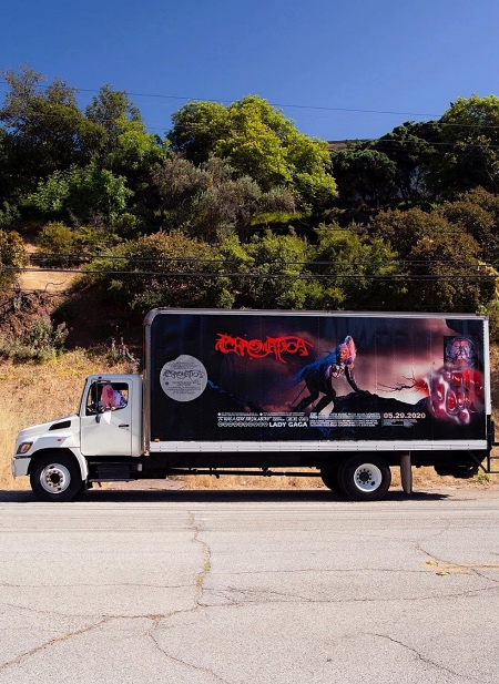 Космическая доставка: Леди Гага лично отвозит свой новый альбом ритейлерам Космическая доставка: Леди Гага лично отвозит свой новый альбом ритейлерам Звезды,Новости о звездах