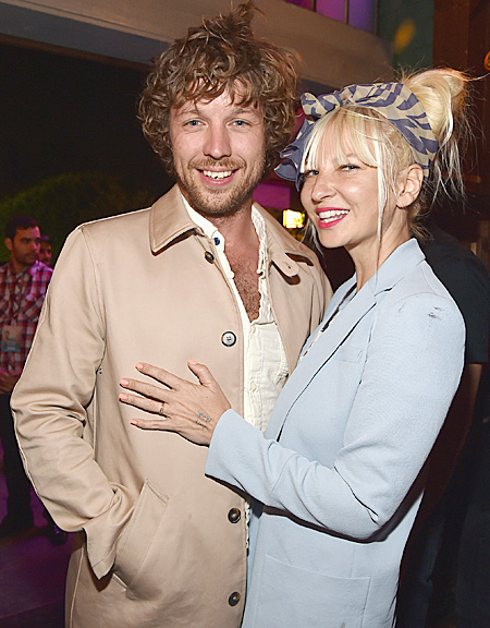 Певица Sia подтвердила, что стала приемной матерью для двух мальчиков-подростков Певица Sia подтвердила, что стала приемной матерью для двух мальчиков-подростков Дети,Дети знаменитостей