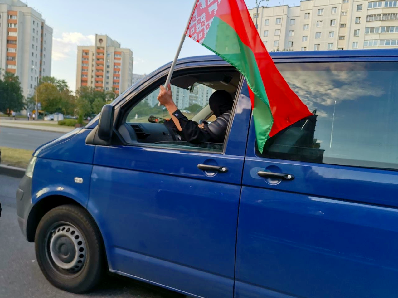 Беларусь причина. Машина с флагом. Флаг на автомобиль. Флаг Беларуси машина. Машина с белорусским флагом.