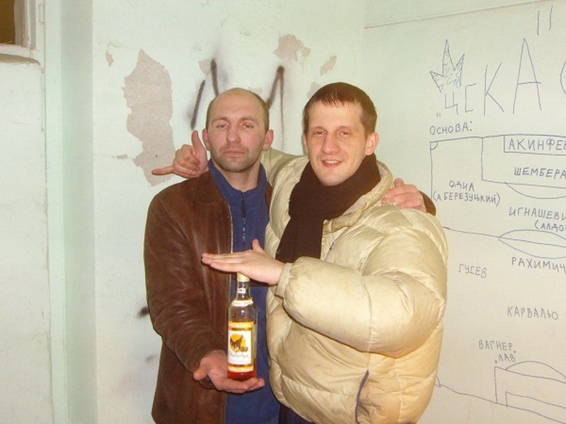 Ещё одной особенностью является стиль одежды, она должна быть максимально удобной, и гармонировать со средой обитания. Бытует мнение, что таким образом этот вид маскируется. быдло, гопники, подъезды, фотографии