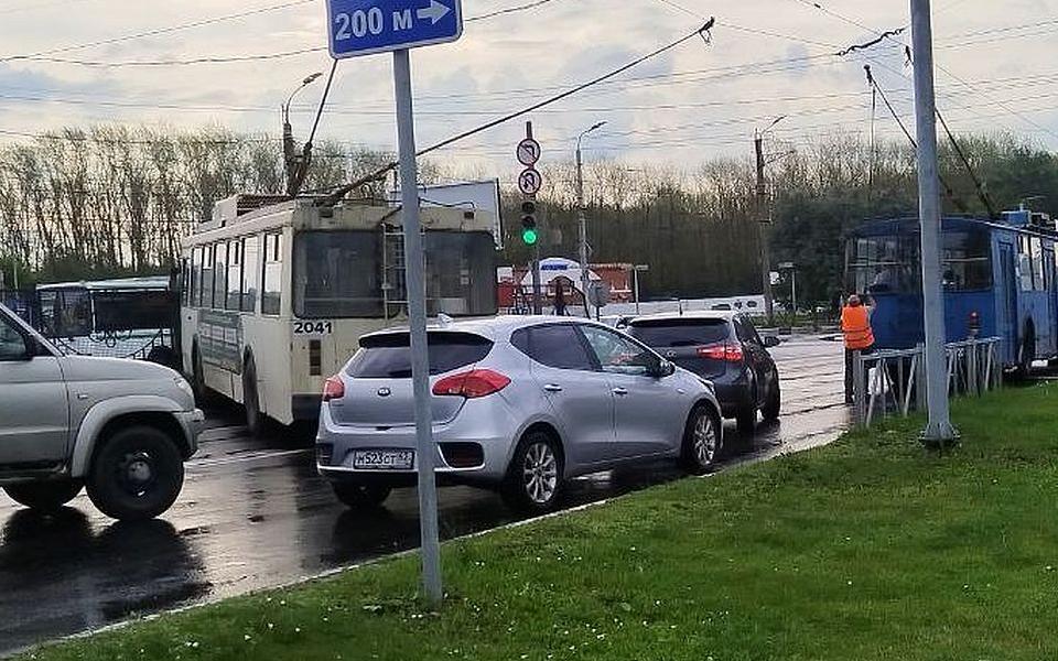 Троллейбус перегородил дорогу в районе автовокзала в Рязани