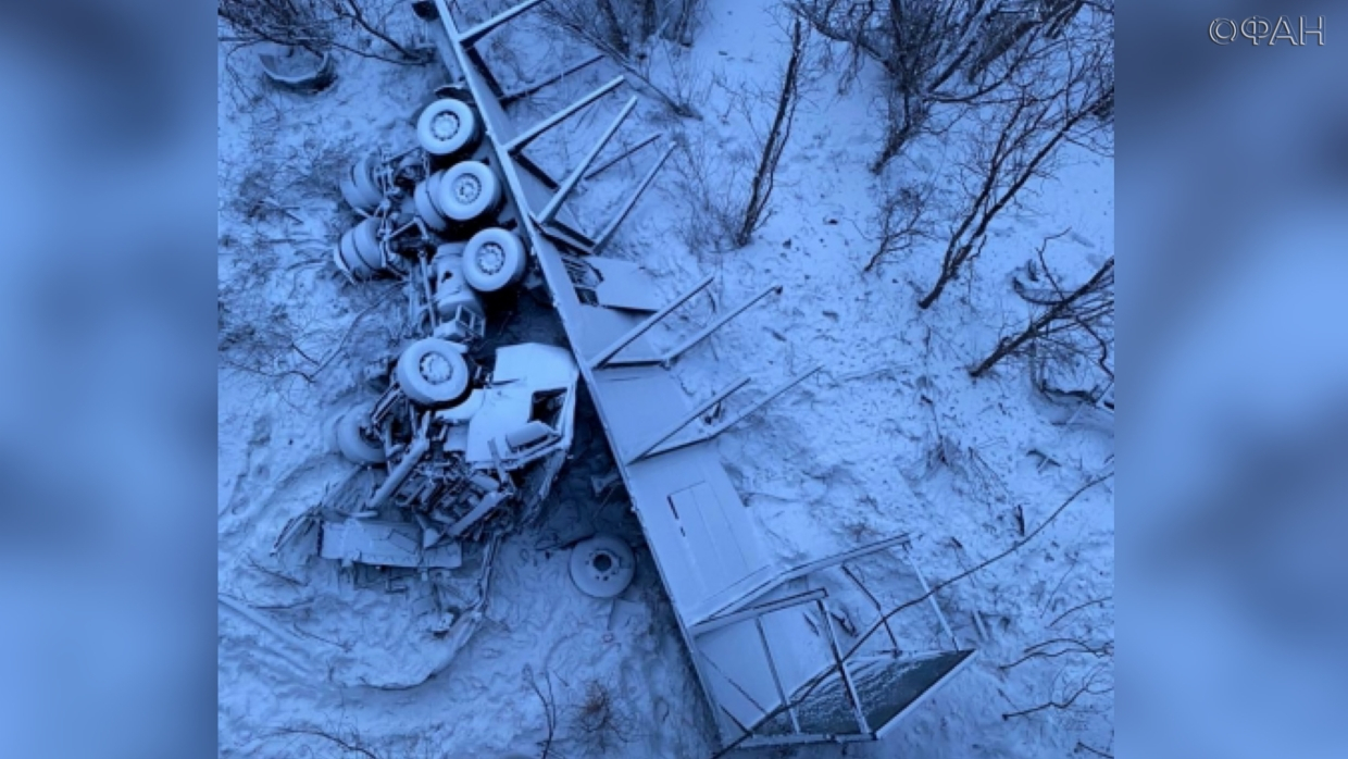 Грузовик упал с моста в Томской области 