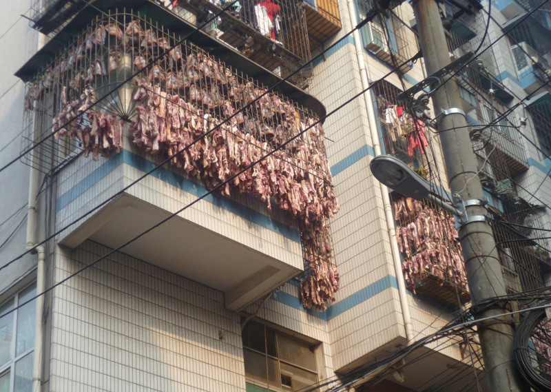 Он точно не веган балкон, мусор, прикол, хлам